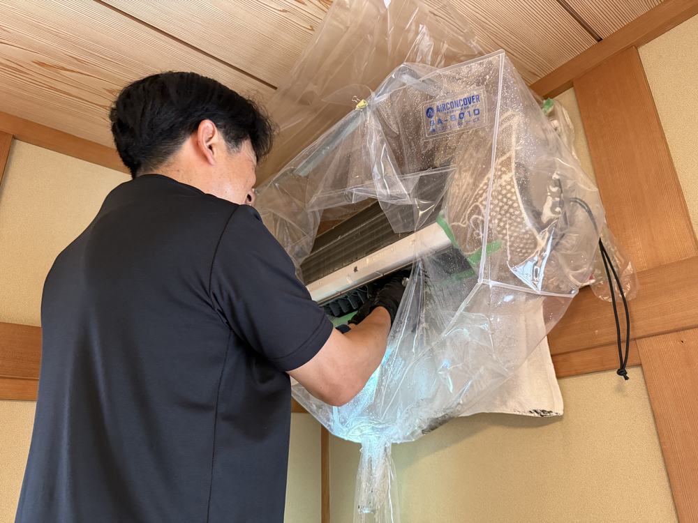 エアコンのカバーとルーバーを取り外して内部を露出させる分解作業